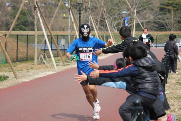 ショッカータッチしようとしてくる