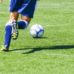 サッカーの試合、タオルで応援力をアップ！